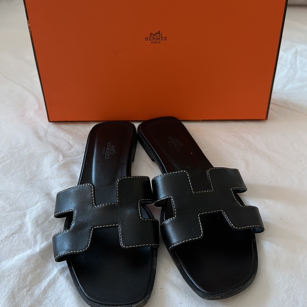 Sandal in Box calfskin with iconic "H" cut-out.
An iconic Hermès style.